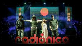 Superlitio dio un concierto con mucha sensualidad