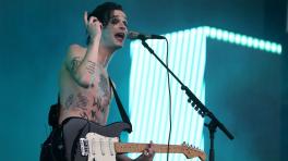 Matthew Healy, cantante de The 1975. Foto tomada de www.w3livenews.com