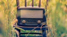Radio antiguo. Foto de Alex Blăjan en Unsplash.