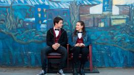 La serie está protagonizada por Dylan Minnette como Clay Jensen y Katherine Langford como Hannah Baker.
