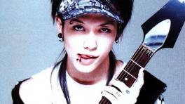 Miyavi saluda a sus fans antes de su concierto