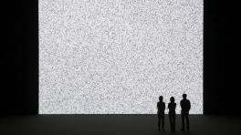 La obra de Ryoji Ikeda traduce la intimidad eléctrica de los computadores y la transforma digitalmente