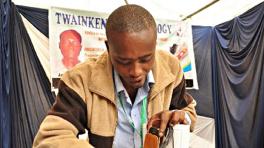 El celu se carga caminando