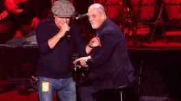 Brian Johnson y Billy Joel en "You Shook Me All Night Long"