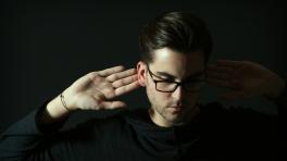 André Hommen, saliendo del anonimato para llamar la atención del universo musical actual