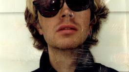 Bek David Campbell, conocido en el mundo artístico como Beck, es un músico, cantante, compositor y multinstrumentista estadounidense. 