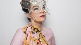 Björk siendo Björk en su nuevo video