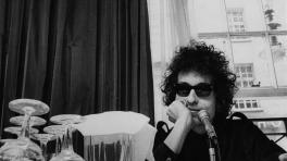 A sus 75 años, Bob Dylan fue el primer músico de la historia en recibir el Premio Nobel de Literatura.