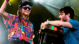 Li Saumet y Simón Mejía. Bomba Estéreo.