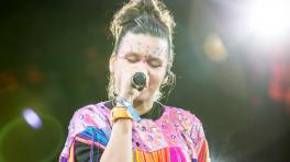 Li Saumet de Bomba Estéreo. Getty Images.