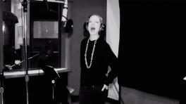Garbage y Screaming Females versionan "Because The Night"