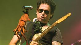 Además de su carrera en solitario, Calamaro también formó parte de las bandas Los Abuelos de la Nada y Los Rodríguez.