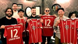 Linkin Park con las camisetas del Bayern Munich. 