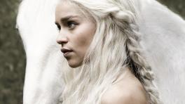 Emilia Clarke actriz que interpreta a 'La madre de dragones'.