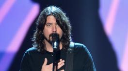 Dave Grohl rinde homenaje a Los Beatles con Hey bulldog