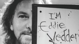 Eddie Vedder vuelve a su colegio y toca con sus excompañeros