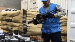El capitán Jorge Vélez (parte de la misión de observadores de la ONU) revisó las armas antes de ubicarlas en un contenedor.