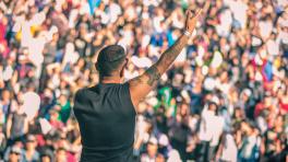 "Coast to Coast" es el más reciente sencillo de La Etnnia, el cual ocupó posiciones importantes en el #RadiónicaTop25 a comienzos de 2016.