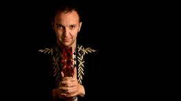 "lo independiente en el arte hoy tiene que ver con los seres humanos o los artistas que pueden gestionar su proceso de manera digna": César López