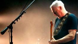 David Gilmour sube a un escenario después de 4 años