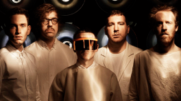 Alexis Taylor se persigue a sí mismo en el nuevo video de Hot Chip