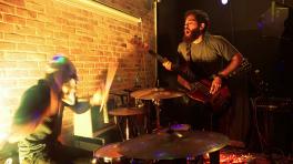 Hermanos Menores en vivo.