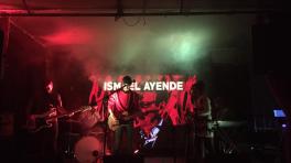 Ismael Ayende presentando 'Tres Volcanes' en Armando Records (Foto tomada del Facebook de la banda)