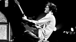  Josh Klinghoffer nació el 3 de octubre de 1979 en Los Ángeles, California. 