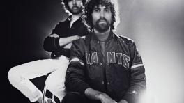 Justice son Gaspard Augé y Xavier de Rosnay. Foto tomada de fr.traxmag.com