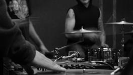 La Etnnia en el ensayadero a escala de grises