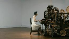 Laura y la máquina de escribir: "'Aviador' explora fantasía y surrealismo" 