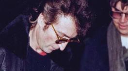 La última foto tomada a John Lennon en vida. Al lado, Mark Chapman.