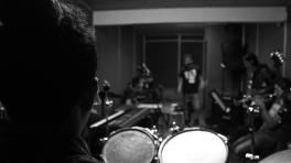 LosPetitFellas: una fiesta en escala de grises