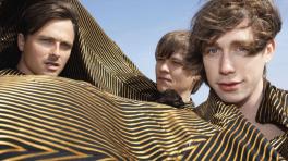 Mew se formó en 1994 y actualmente la componen Jonas Bjerre, Bo Madsen y Silas Graae. Foto tomada de progarchives.com