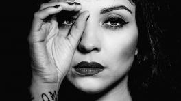 Norma Monserrat Bustamante Laferte es conocida como Mon Laferte, es una cantante y compositora chilena que actualmente radica en México.