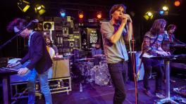 Phoenix y la máquina expendedora de música