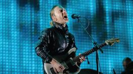Thom Yorke de 47 años tocando en vivo.