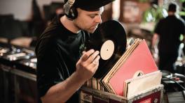 Dj Shadow tiene 43 años y es músico, productor y un compositor de rap.