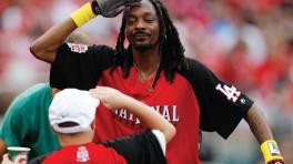 Cómo NO lanzar una pelota de baseball según Snoop Dogg