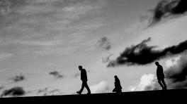 Imagen tomada de Facebook: White Lies