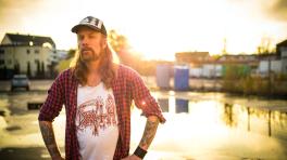 Tomas Lindberg nació el 16 de octubre de 1972 en Gotemburgo, Suecia.