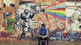 Toxicómano: con el punk como influencia