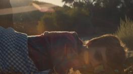 Sophia Lillis (It) y un hombre árbol en el nuevo video de The War On Drugs