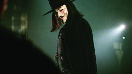 'V' usa la máscara con el rostro de Guy Fawkes, el conspirador británico arrestado en 1605 por intentar hacer explotar el Parlamento inglés.